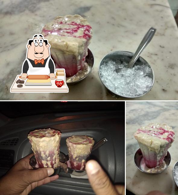 Haji Hotel Lassi And Faluda Itwara Bazar serves a selection of desserts