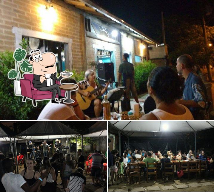 O interior do Galinheiros' Pub