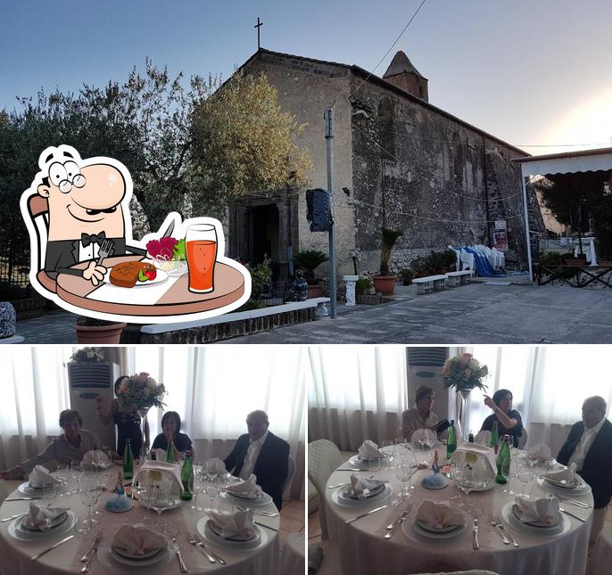 Tra le diverse cose da Villa Bellini si possono trovare la tavolo da pranzo e esterno
