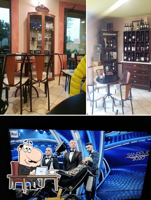 Dai un'occhiata agli interni di Caffè Carlo Felice