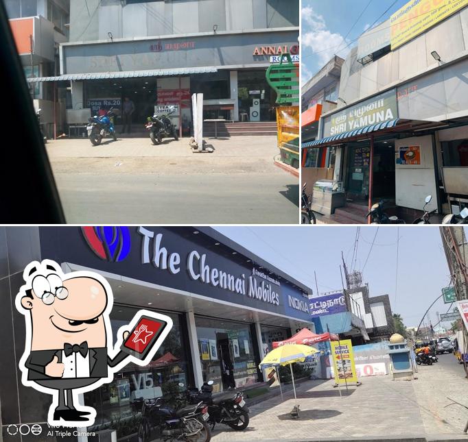 Enjoy the view at the outside area of Shri Yamuna