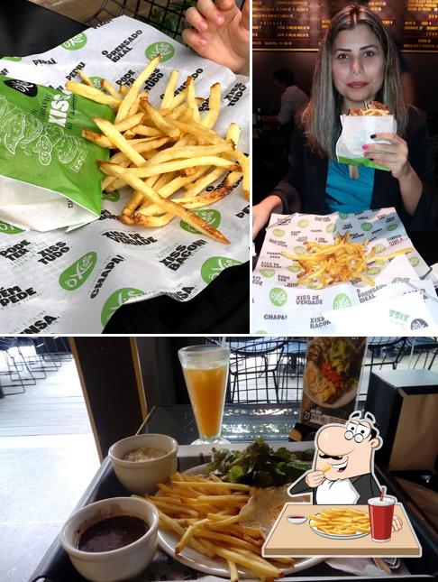 Peça fritas com diferentes molhos