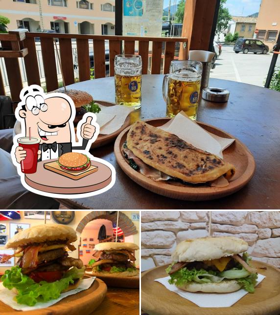 Prova un hamburger a Boars Nest Country Bar