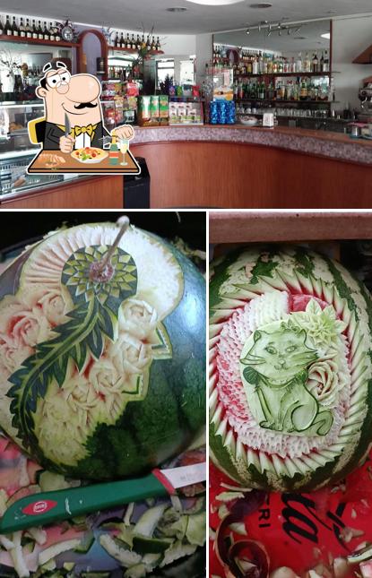 Tra le varie cose da Caffè della Piazza si possono trovare la cibo e bancone da bar