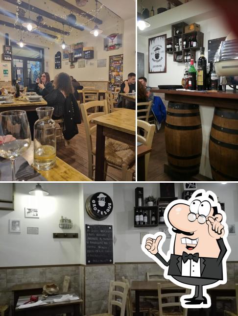 Siediti a un tavolo di Osteria Grotesque