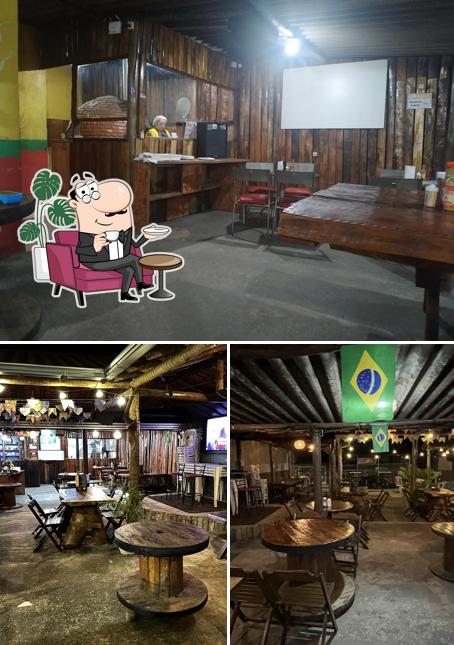 Sente em uma das mesas no Bruno Lanches