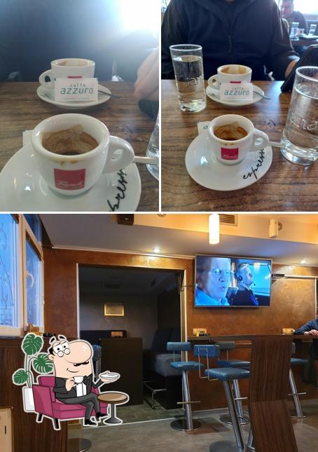 Siediti a un tavolo di Caffe bar Azzuro