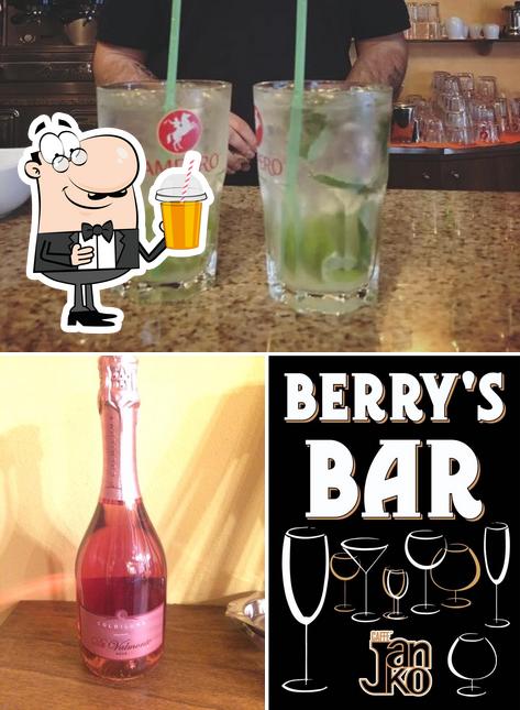 Goditi un drink a Berry's Bar
