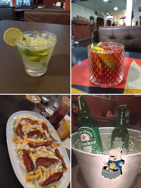 Platos en Bar Retro