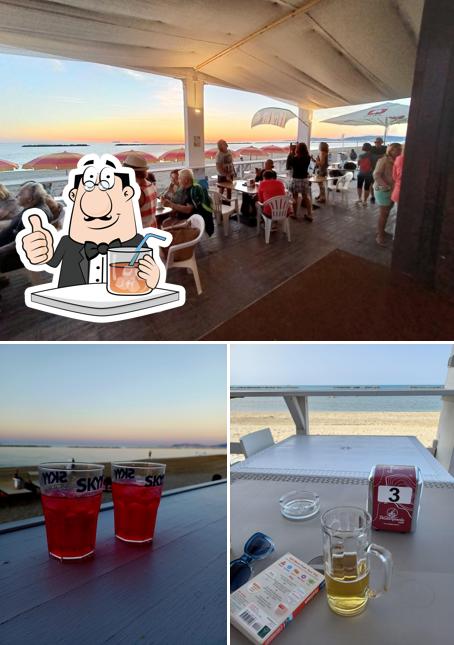 La bevanda e interni del ristorante
