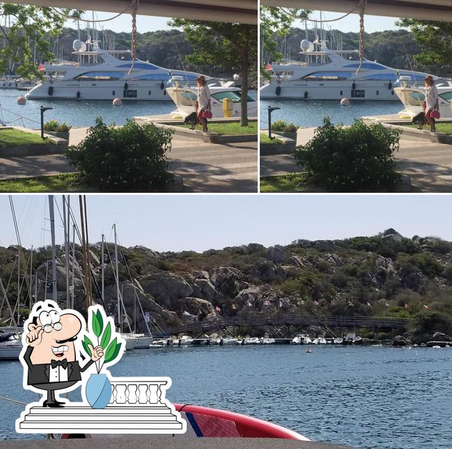 Goditi la vista dagli esterni di cafè la marina