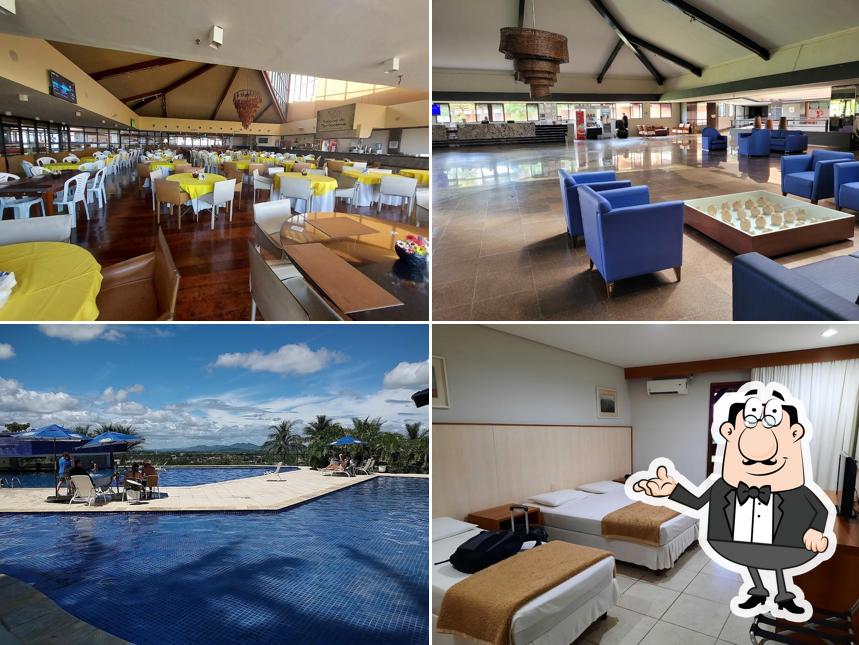 Sente em uma das mesas no Garden Hotel