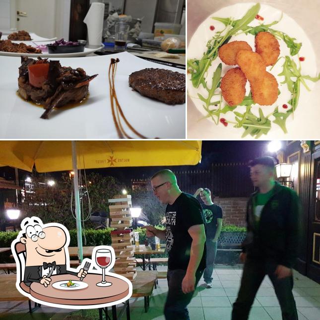 La immagine della cibo e interni di John Mitchel Pub