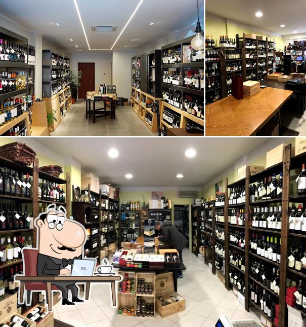 Gli interni di Enoteca Vitis Vinifera Cagliari