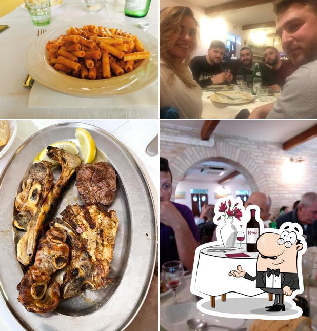 La tavolo da pranzo e cibo del ristorante