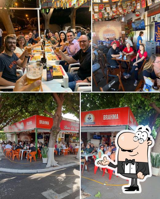 Sente em uma das mesas no Fidélis Bar da Sombra