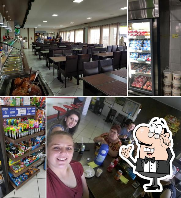 Sente em uma das mesas no Marcos Churrascaria