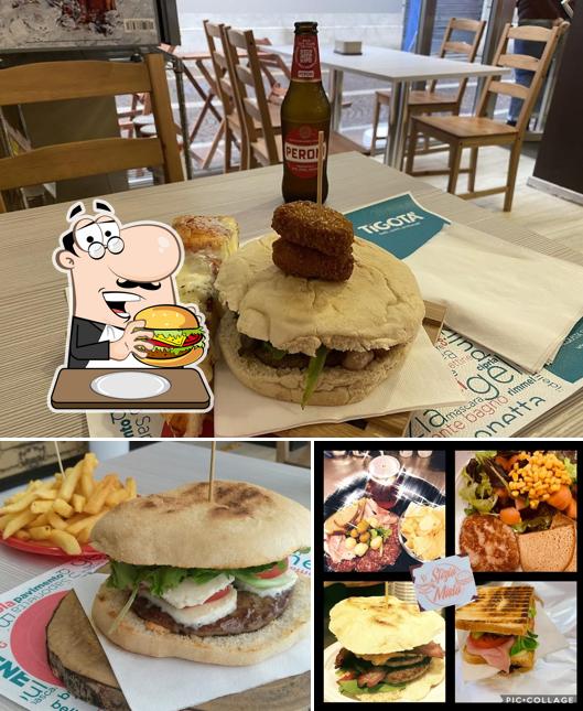 Ordina un hamburger a Sfizio Misto Caffetteria Fast Food