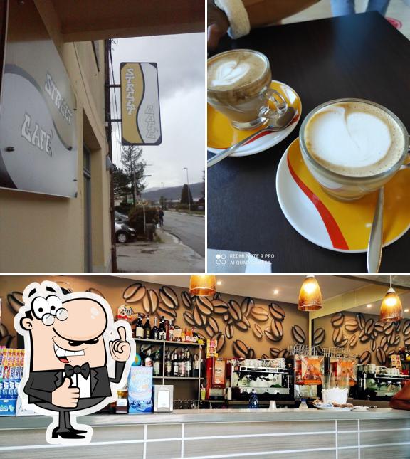 Vedi questa foto di Street Cafe