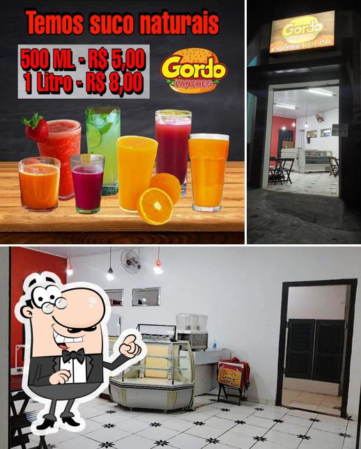 Dê uma olhada a imagem ilustrando interior e bebida no Gordo Lanches