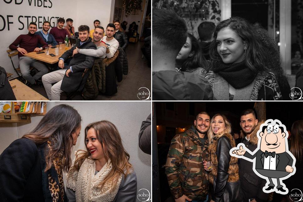 Dai un'occhiata agli interni di Soho Cafe