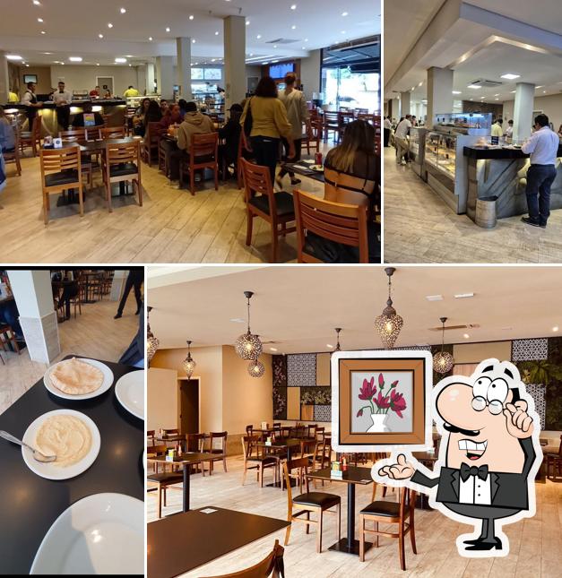 Sente em uma das mesas no Esfiha Imigrantes