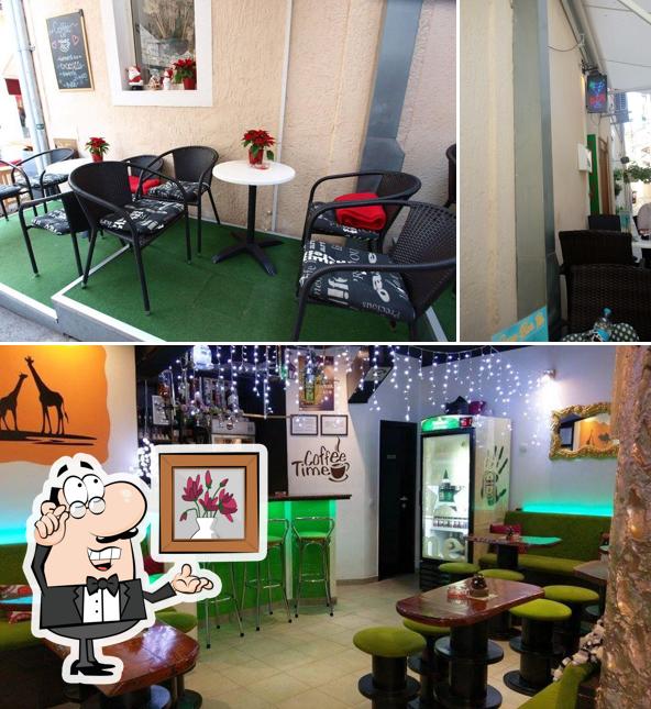 Siediti a un tavolo di Caffe bar Tik