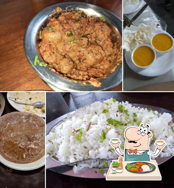Meals at Varhadi Vyanjan