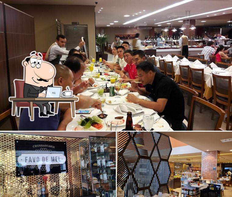 Sente em uma das mesas no Churrascaria Favo de Mel
