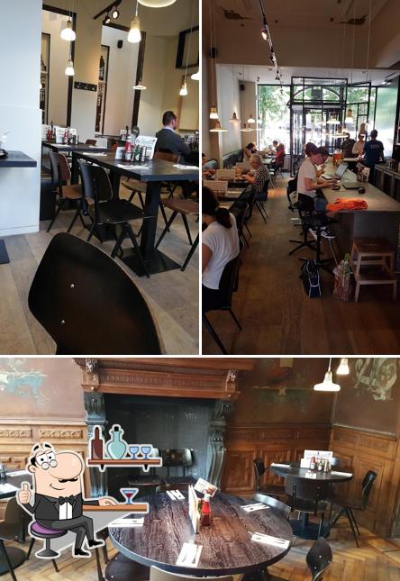 Installez-vous à l'une des tables de Ellis Gourmet Burger