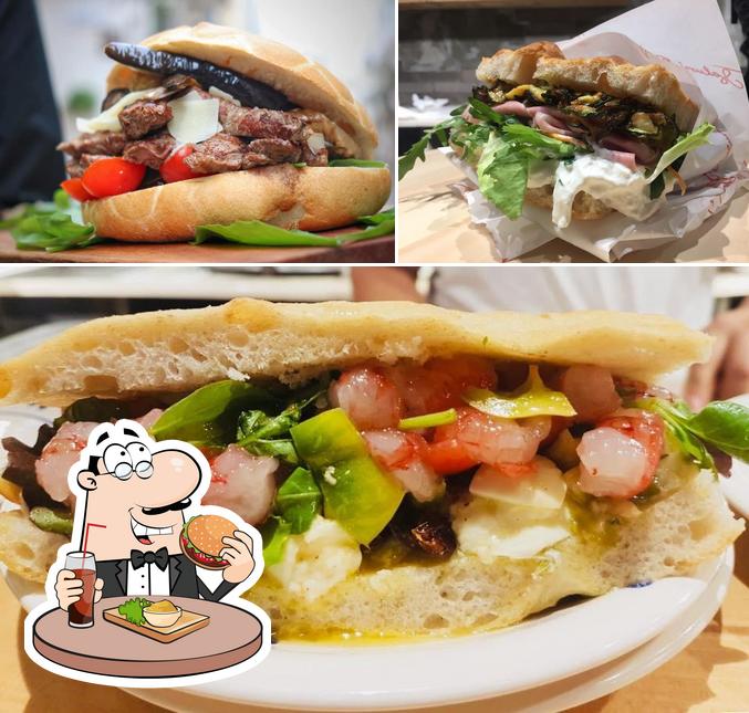 Distinti Salumi Monopoli serve un'ampia selezione di opzioni per gli amanti dell'hamburger