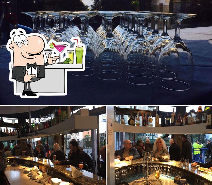 La foto della bancone da bar e esterno di Bar Luna