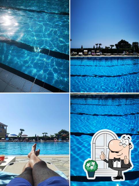 Guarda la parte esterna di La Caletta