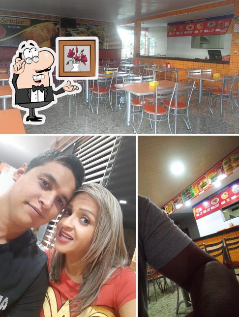 Sente em uma das mesas no Lig Bomba Lanchonete e Restaurante