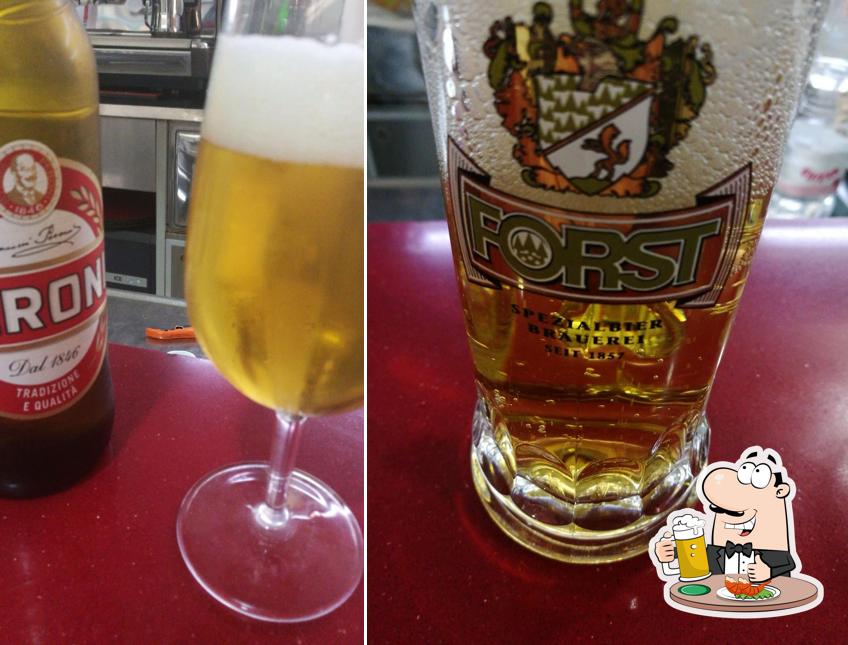 Puoi ordinare un rinfrescante bicchiere di birra chiara o scura