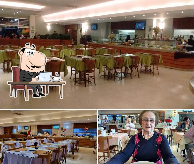 Sente em uma das mesas no Restaurante Casa de Maria