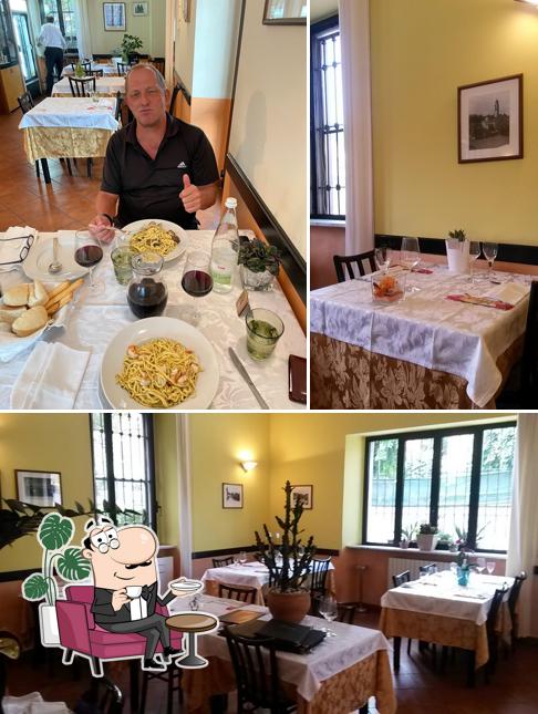 Questa è la immagine che presenta la interni e tavolo da pranzo di Ristorante Da Serafino