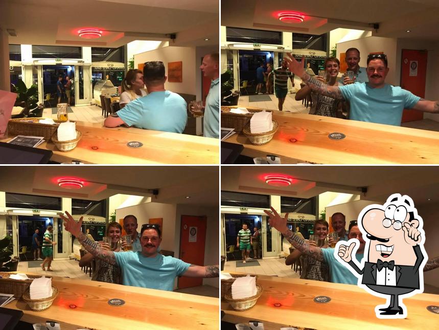 Siediti a un tavolo di Grand Cafe Bar