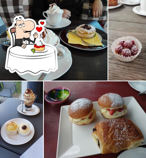 Pasticceria Caffetteria Centeleghe serve un'ampia gamma di dessert