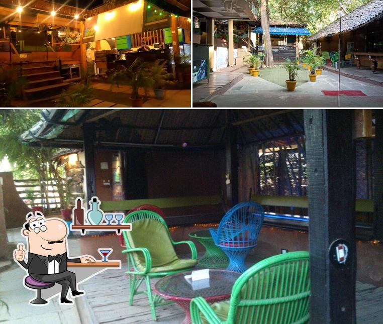 The picture of Seven Beans’s interior and exterior