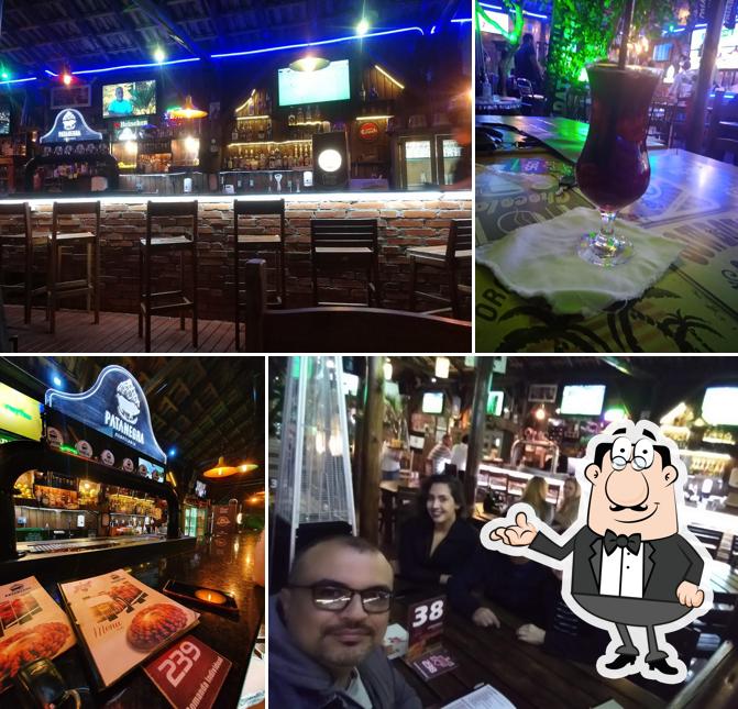 Sente em uma das mesas no Escritório Sport Bar