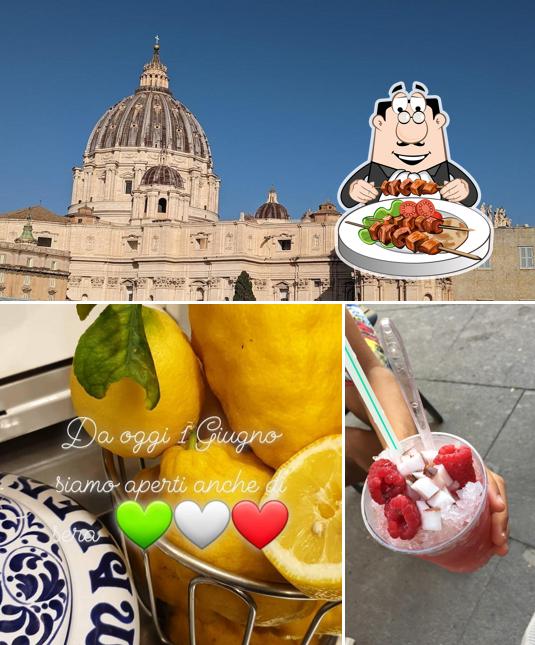 Guarda la foto che raffigura la cibo e esterno di Grattachecca Sora Lella