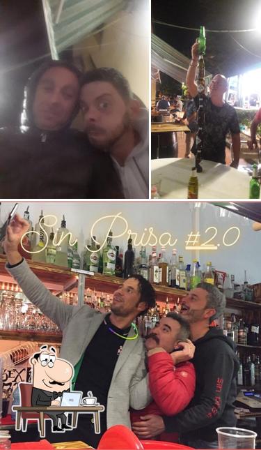 La foto di interni e bancone da bar da Sin Prisa Cocktails & Drinks