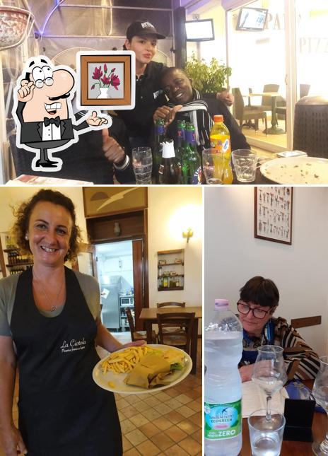 Tra le varie cose da La Ciotola - Pizzeria con Forno a Legna si possono trovare la interni e bevanda