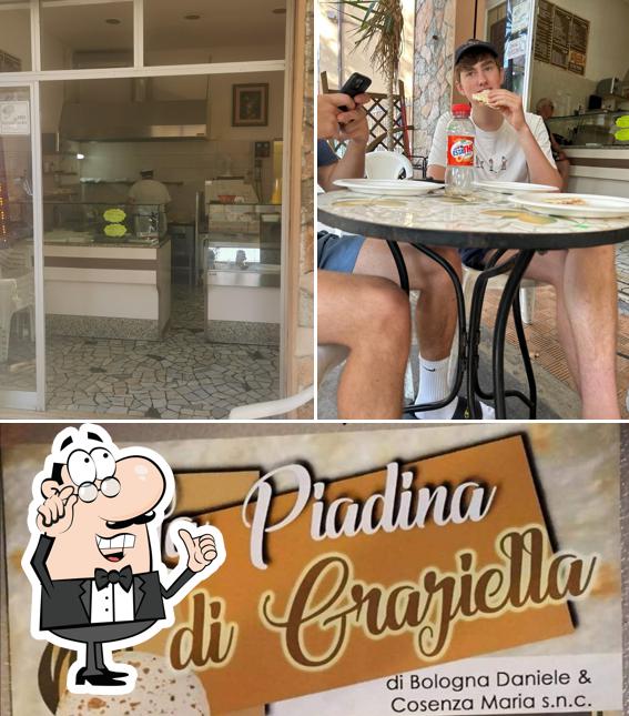 Tra le varie cose da La Piadina Di Graziella si possono trovare la interni e cibo