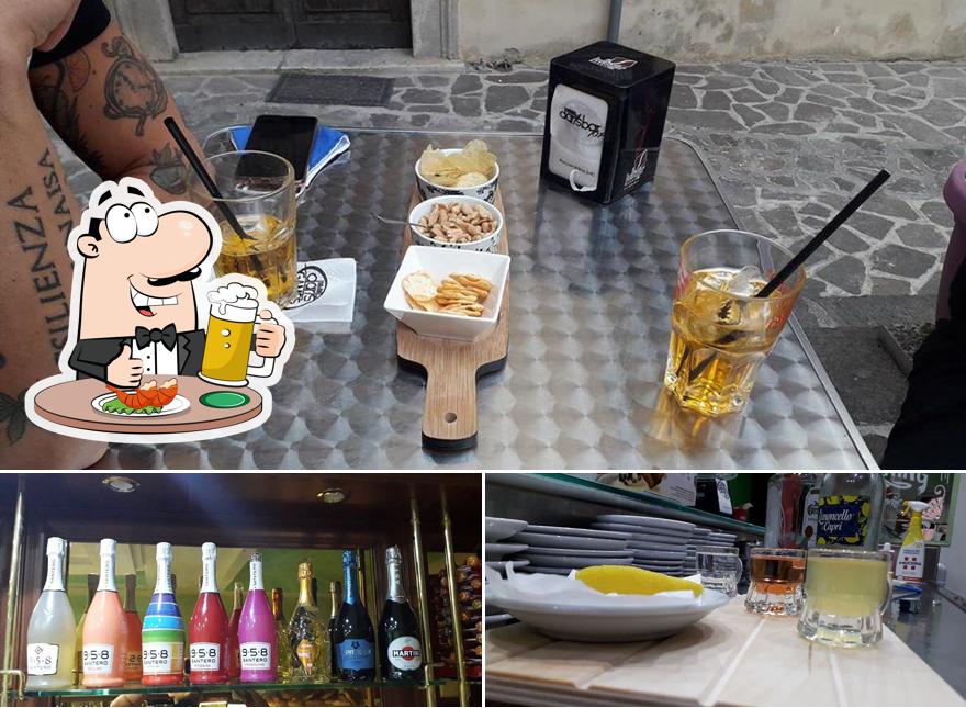 Puoi ordinare un rinfrescante bicchiere di birra chiara o scura
