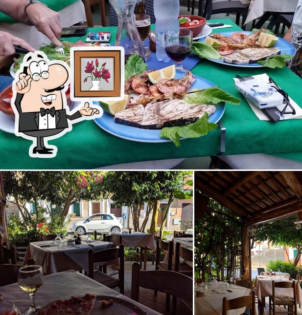 La immagine di interni e tavolo da pranzo da Pizzeria da Antonio