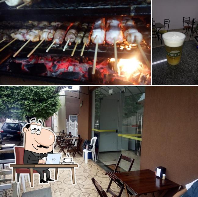 Entre diversos coisas, interior e comida podem ser encontrados no Espetinho do Kleber