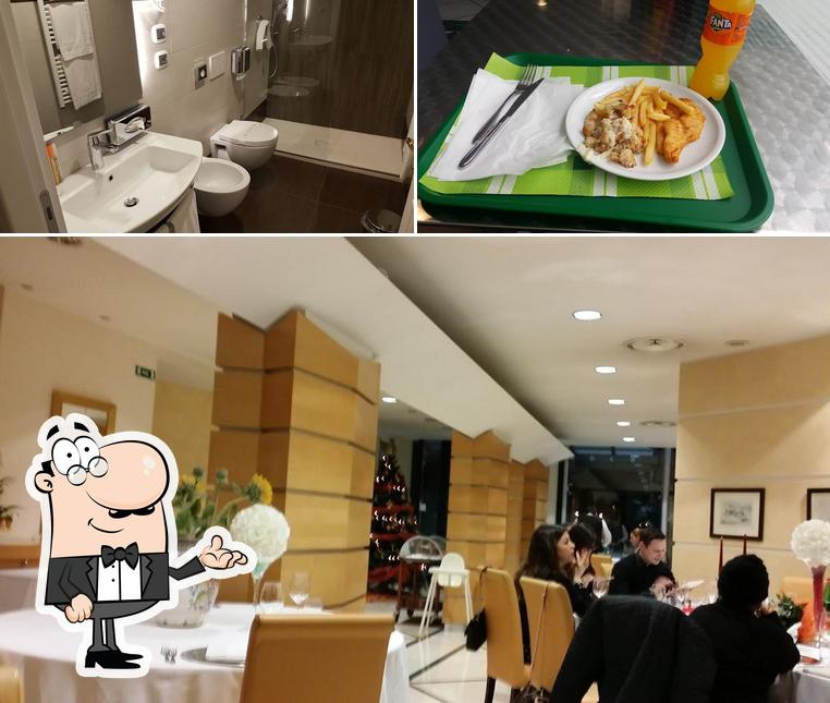 La intérieur et frites du restaurant