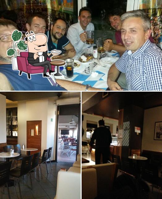 Dai un'occhiata agli interni di Bar Colombo